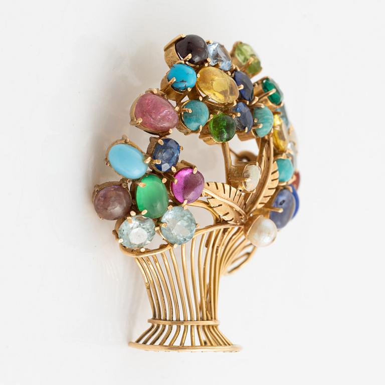 An 18K gold flower basket broosch with gemstones and imitation.