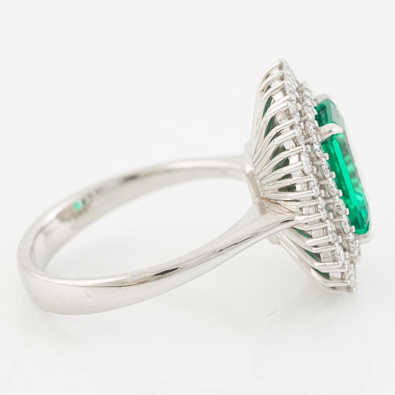Ring, cocktail ring, 18K white gold with synthetic emerald and brilliant-cut diamonds.