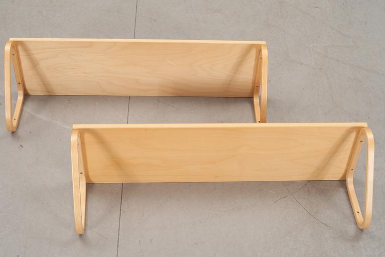 HYLLOR, ett par, "112 A", Alvar Aalto, Artek, 1900-talets andra hälft.