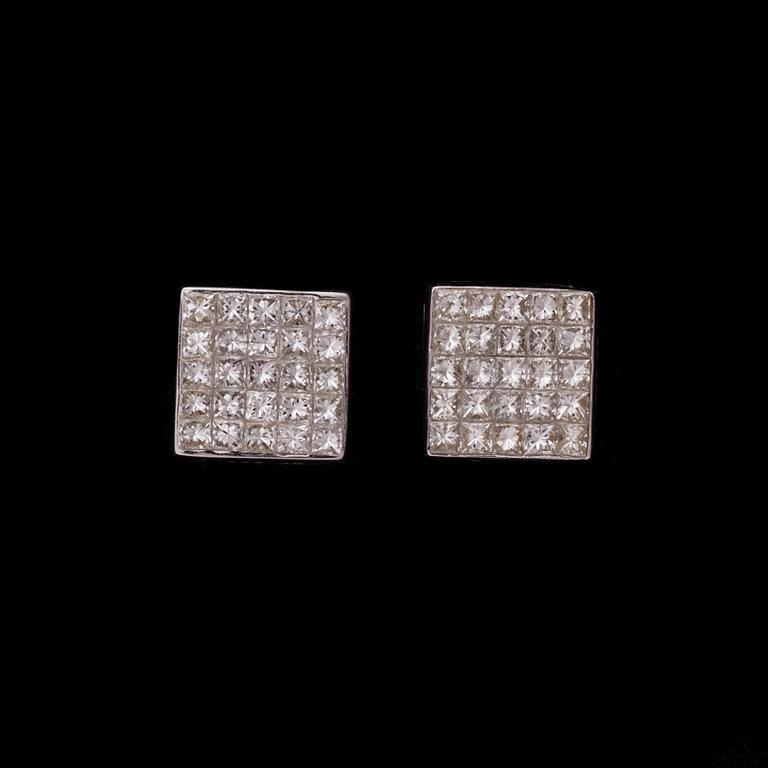 ÖRHÄNGEN, 14K vitguld, prinsesslipade diamanter. Totalvikt ca 2,2 g.