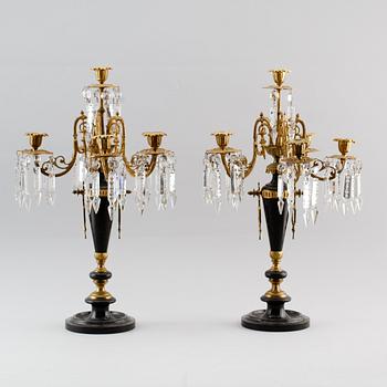 KANDELABRAR, 1 par, marmor och mässing, oskarianska, 1800-talets slut.
