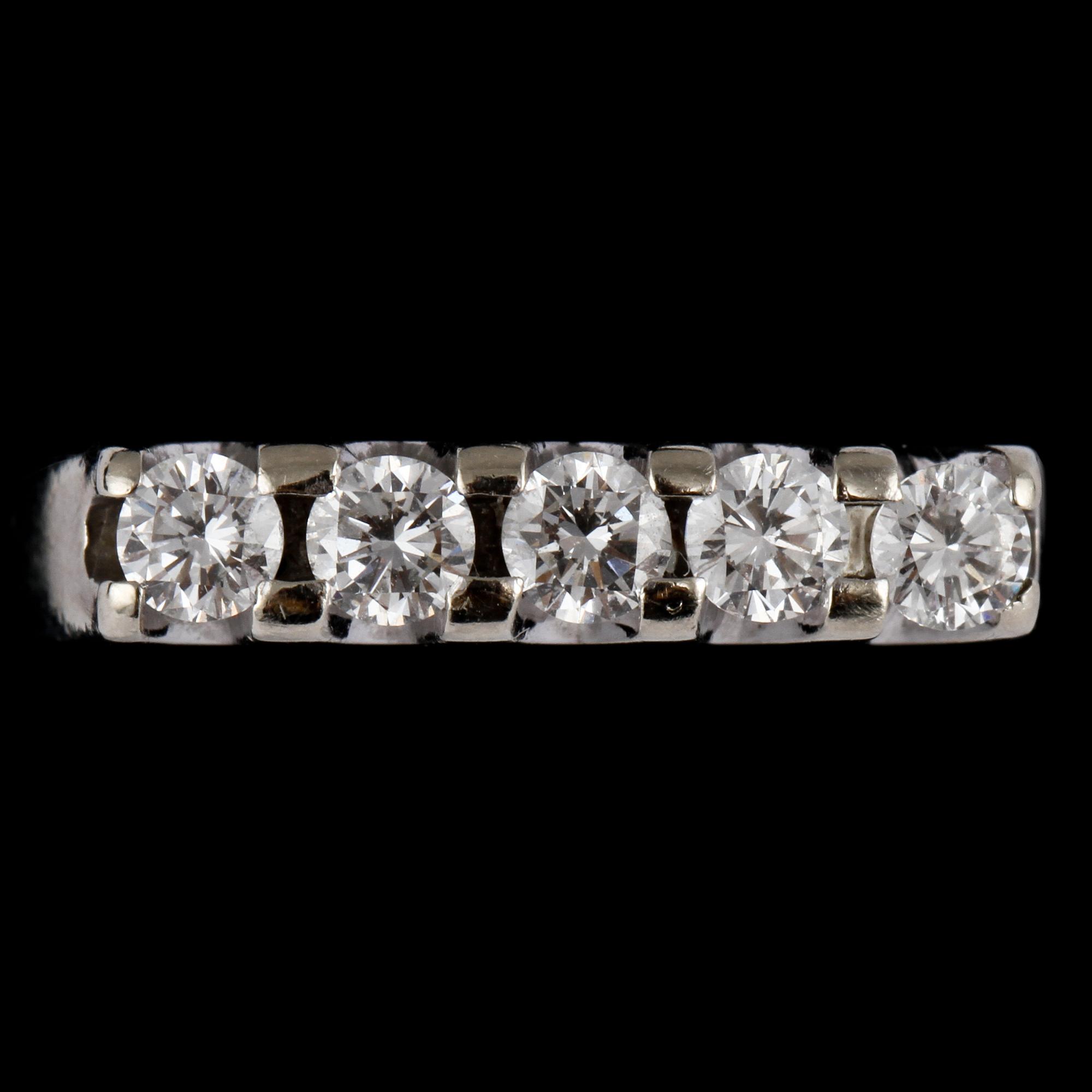 RING, 18k vitguld med 5 briljantslipade diamanter, tot 0.60 ct, importstämplad, 1900-talets tredje kvartal. Vikt 5 g.