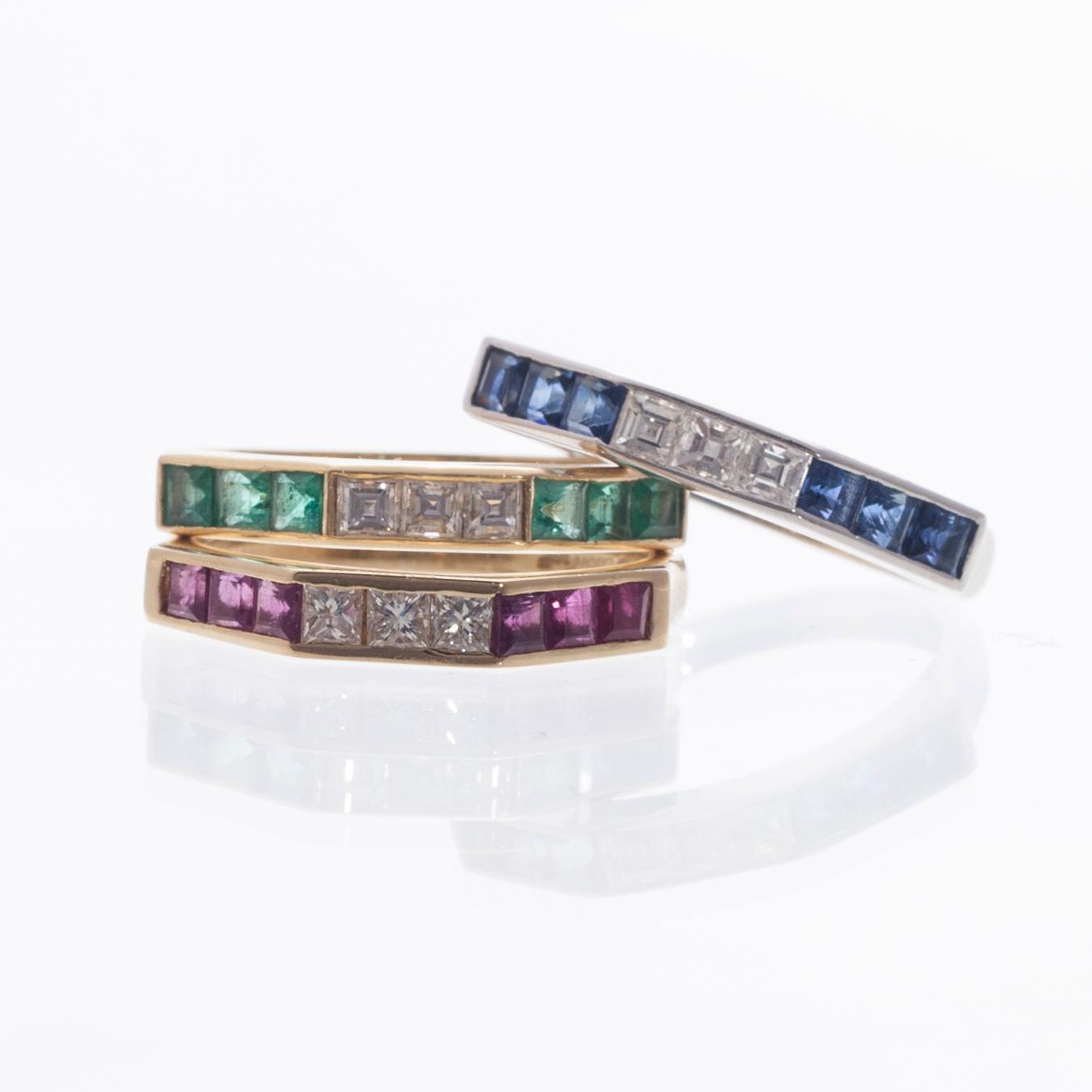RINGAR, 3 st, 18K vitt- och gult guld, diamanter, rubiner, safirer, smaragder. Vikt totalt ca 10,2 g.