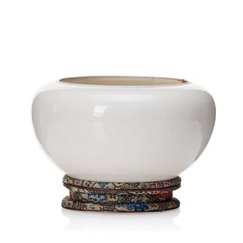 832. A Chinese blanc de chine censer, Qing dynasty, Kangxi (1662-1722).