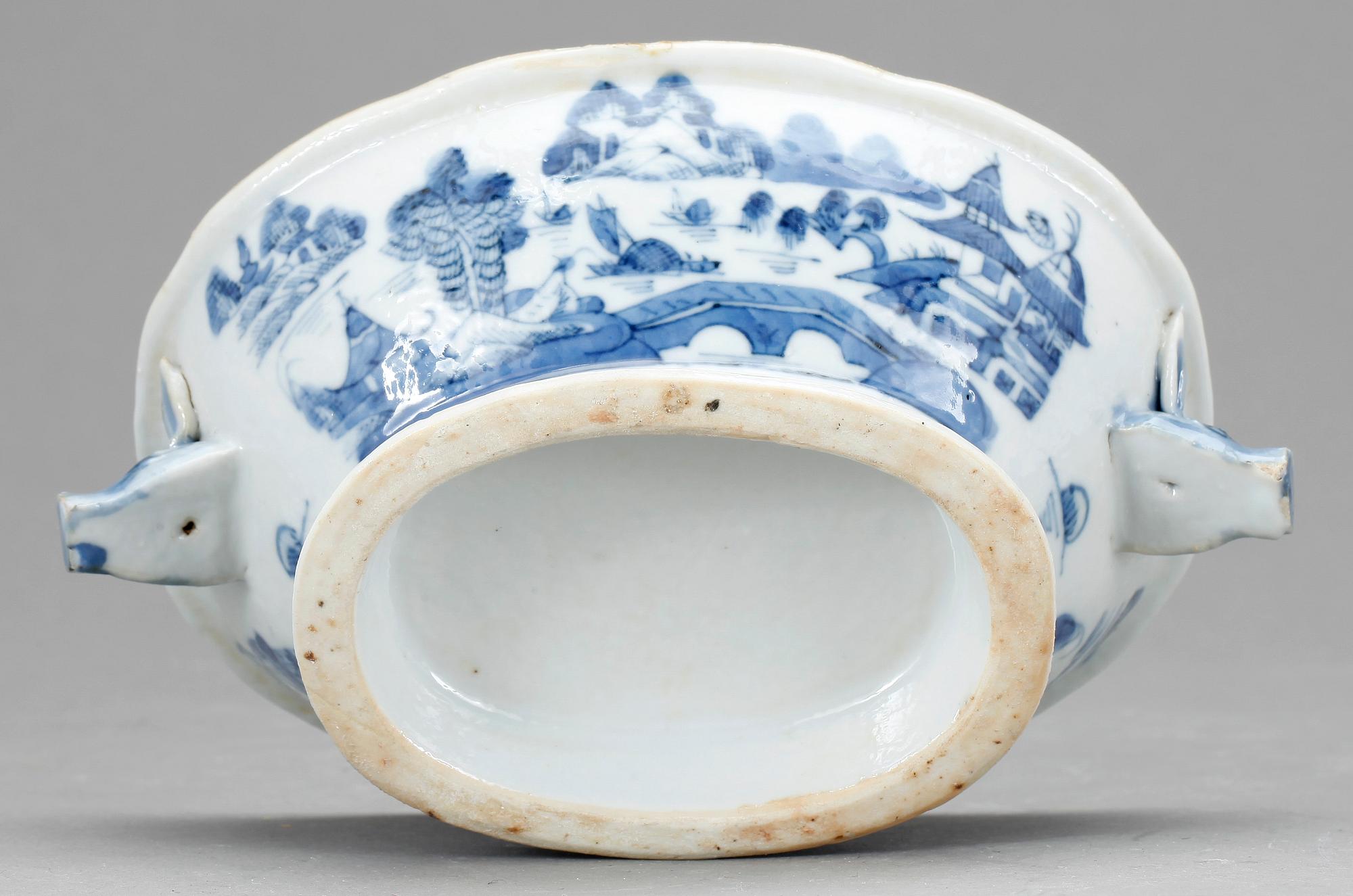 SMÖRTERRIN, 3 delar, porslin, Qing dynastin, 1800-talets första hälft.