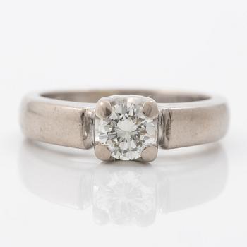 Ring, 18K white gold, with a brilliant-cut diamond of 0.56 ct according to engraving.