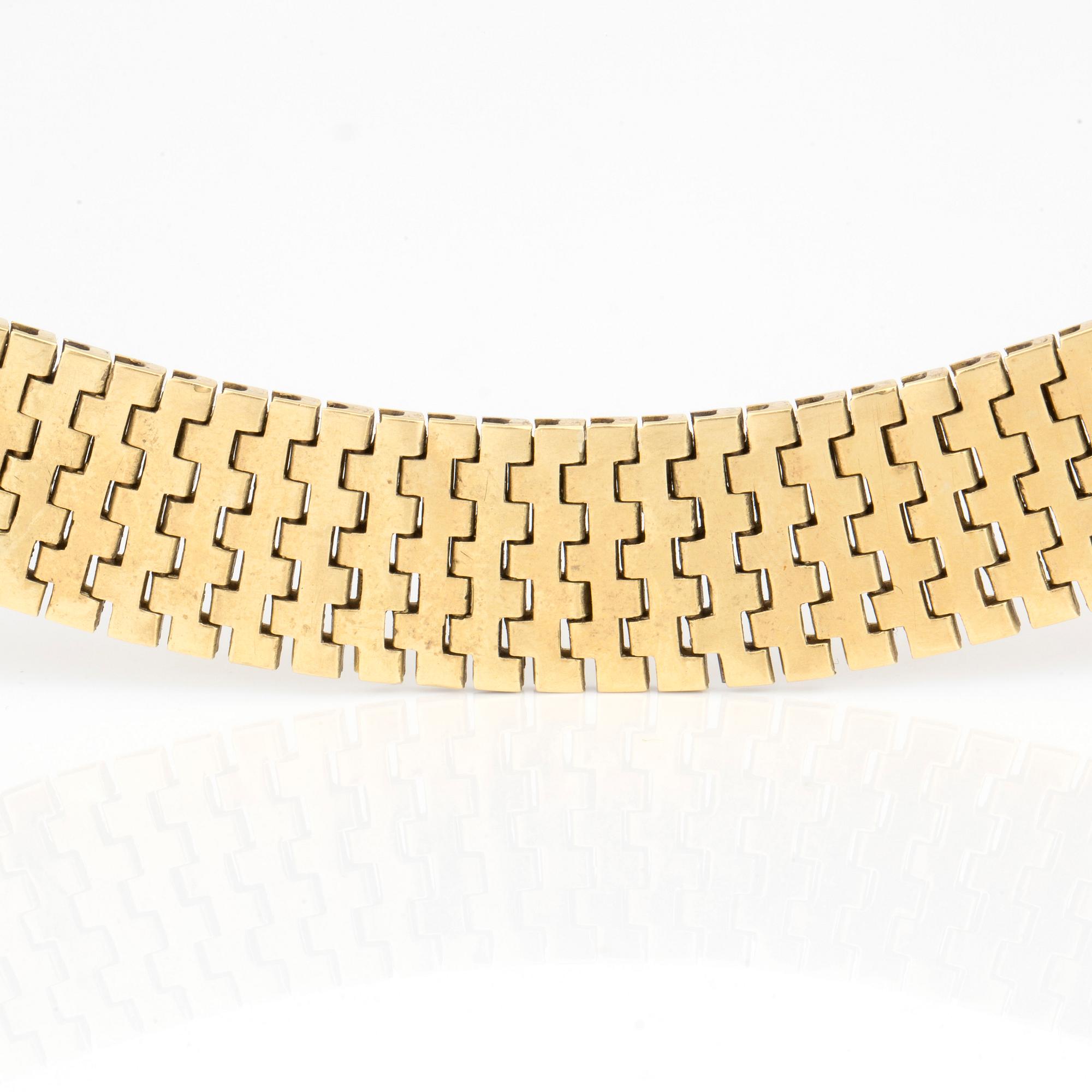 HALSBAND trefärgat guld med graverad lövdekor.