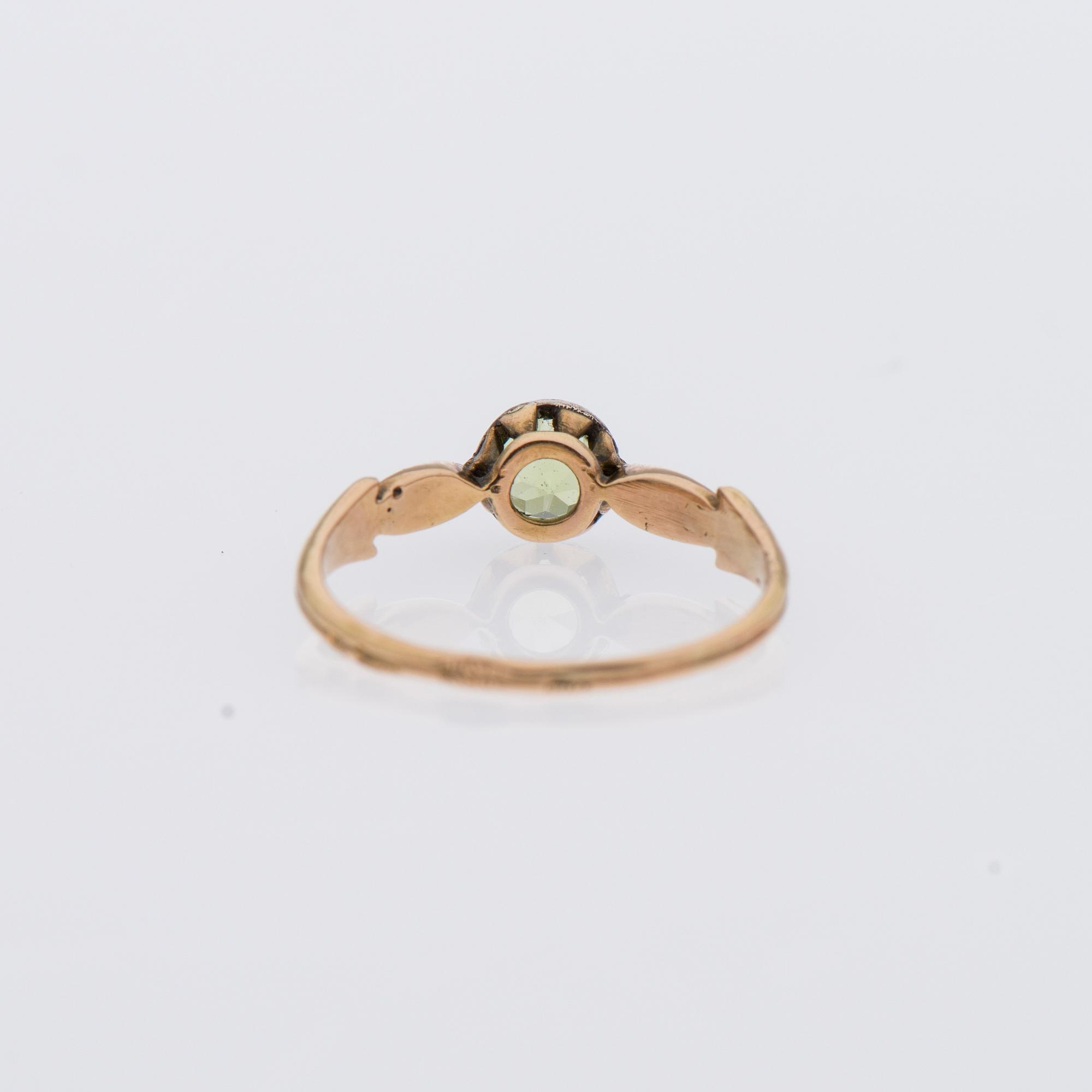 RING, 14K (56) guld, peridot, diamanter.