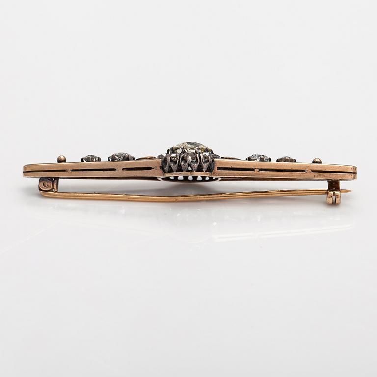 A 14K gold and silver brooch with old cut diamonds ca. 3.30 ct in total. Turn of the 20th century.