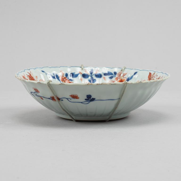 An imari dish and an imari bowl, Qing dynasty, Qianlong (1736-95).