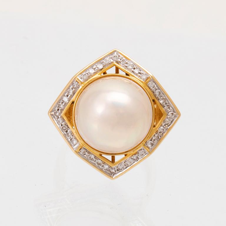 An 18K gold ring/cocktailring set with round brilliant-cut diamonds and a cultured pearl.