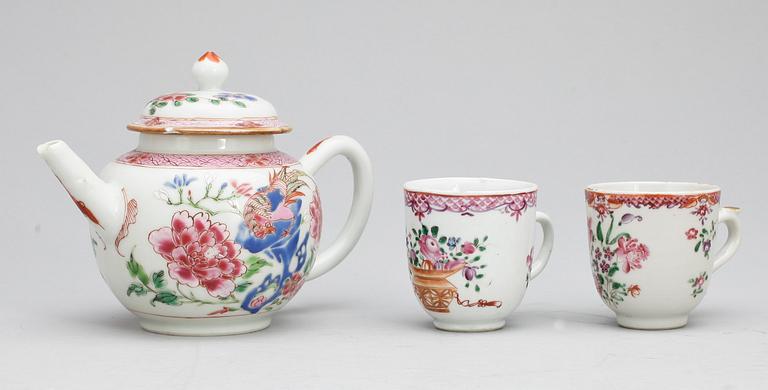 TEKANNA och KOPPAR 2st, kompaniporslin, Kina, Qianlong 1736-95.