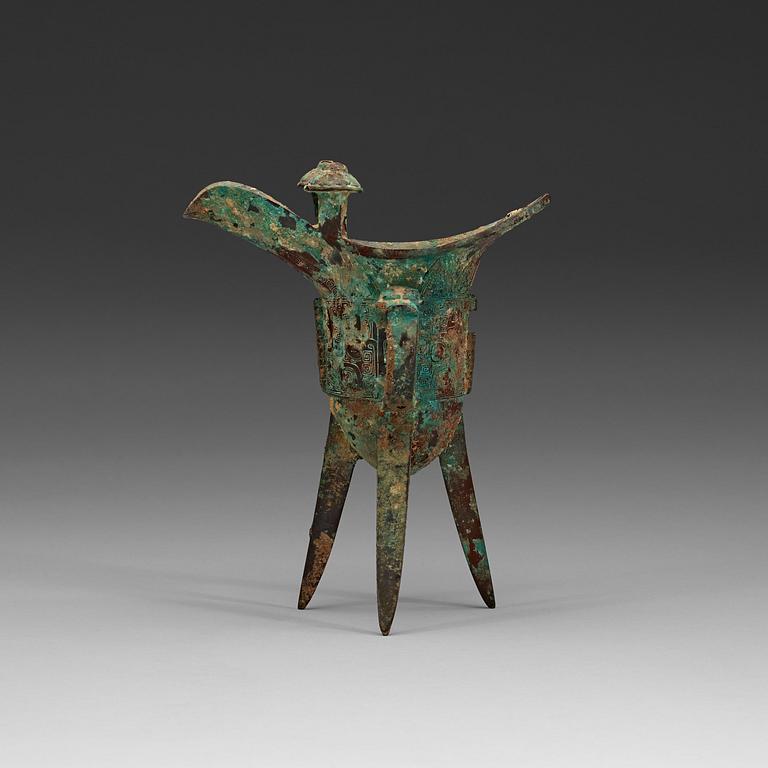 An archaic bronze ritual libation vessel (Jue), presumably Shang dynasty (1600-1046 BC).