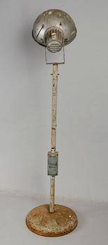 GOLVLAMPA, plåt, industrimodell, 1900-talets mitt.