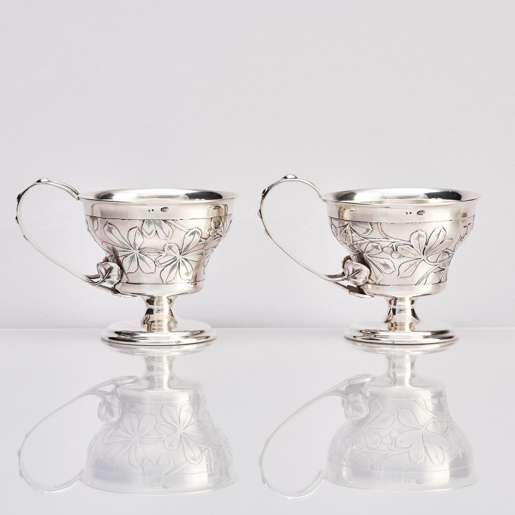 Teodor Werner & Co, ett par tekoppar med fat och skedar, silver, sannolikt Warzawa, 1899-1904.