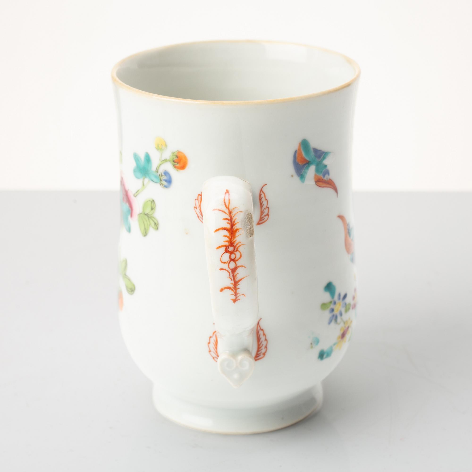 Mugg samt två fat, porslin, Kina, 1700-tal.