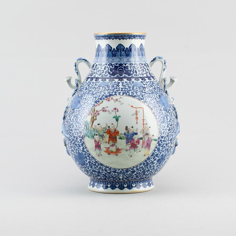 VAS, porslin, Kina, bär Qianlongs märke, sannolikt 1900-tal.