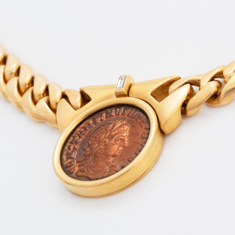 Bulgari "Monete" collier 18K guld med ett romerskt mynt och en baguetteslipad diamant.