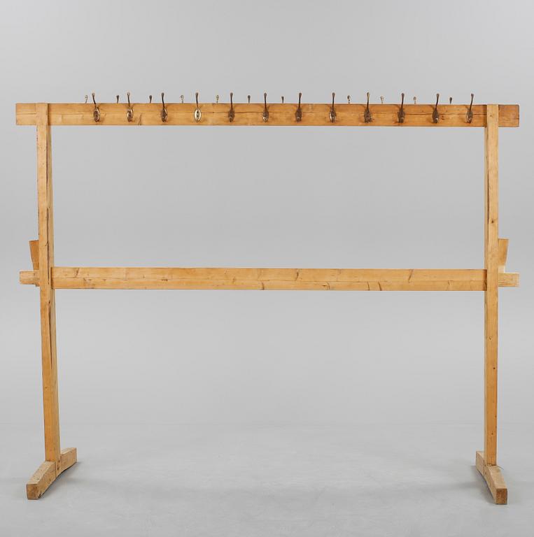 KLÄDHÄNGARE, allmoge, omkring år 1900.