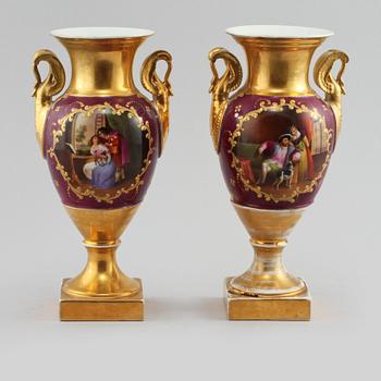 URNOR, ett par, porslin, 1800-talets andra hälft.