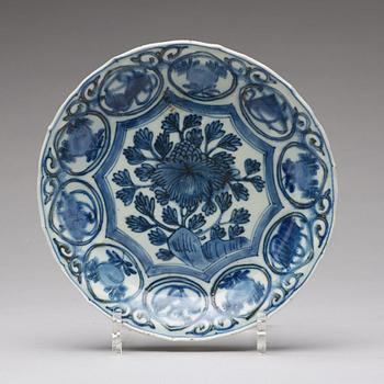 A set of three blue and white dishes, Ming dynasty, Wanli (1572-1620).