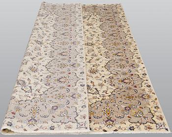 A carpet, Kashan, ca 300 x 202 cm.