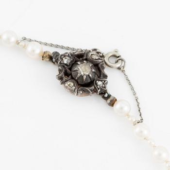 Necklace of pearls with a gold and silver clasp set with rose-cut diamonds.