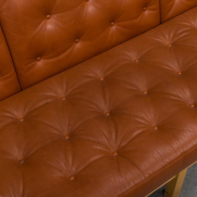 ERIK JÖRGENSEN/ERIK JØRGENSEN, an 'EJ 315-3' sofa.