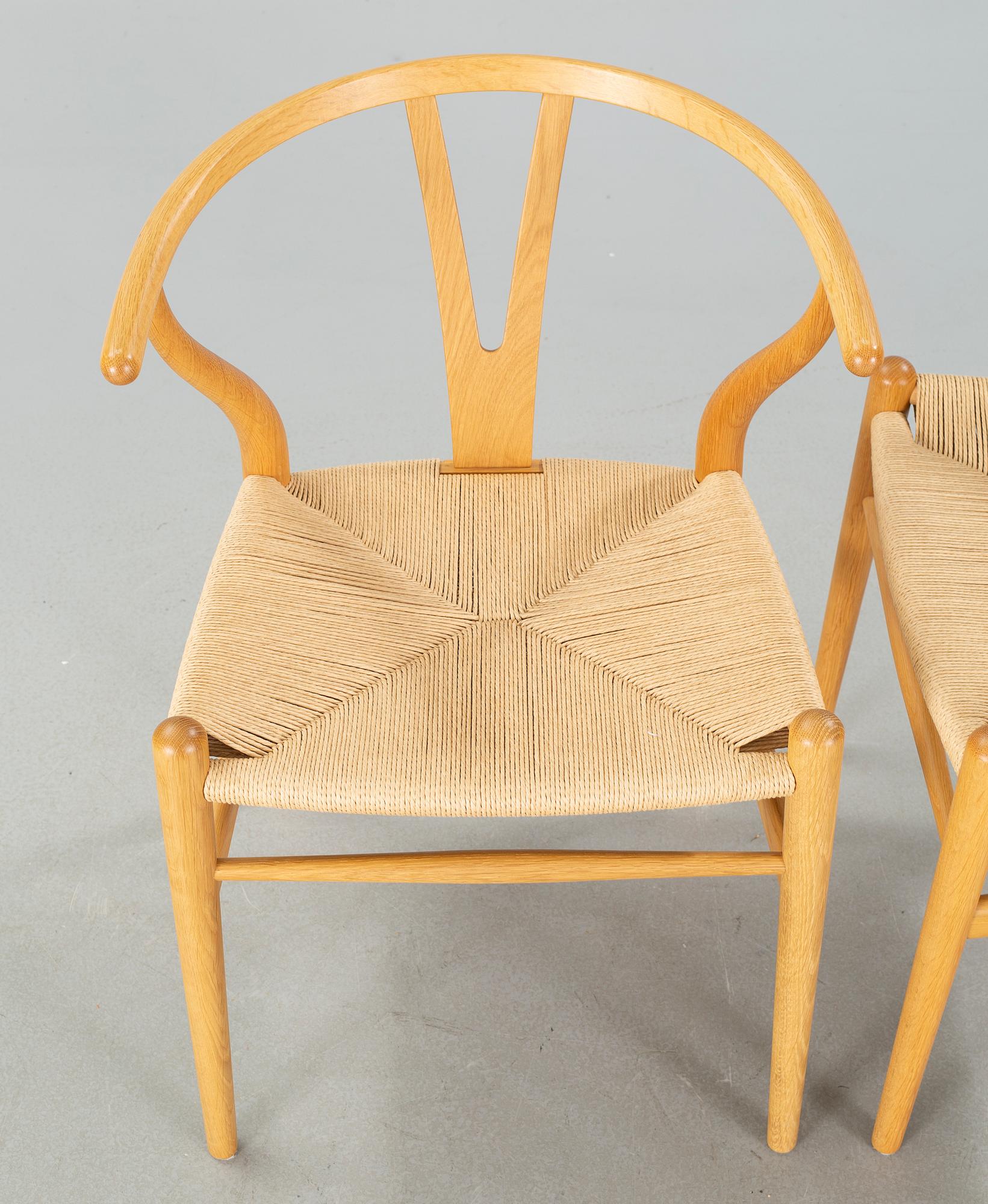 HANS J WEGNER, karmstolar, 4 st, "Y-stolen", Carl Hansen & Søn, Danmark, 2000-tal.