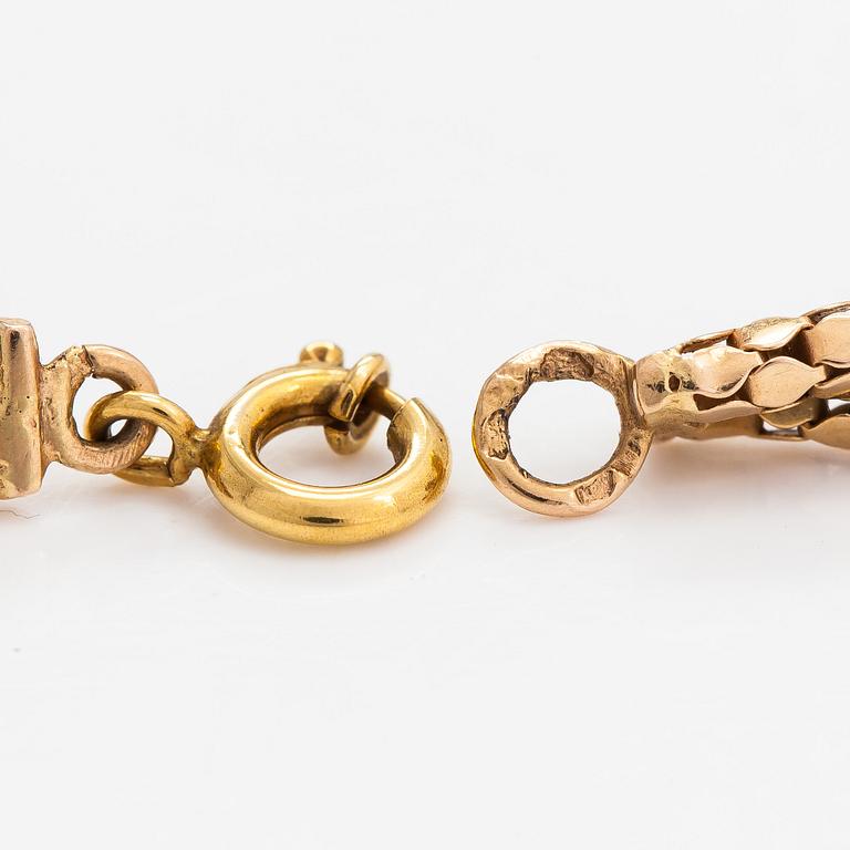 An 18K gold necklace.