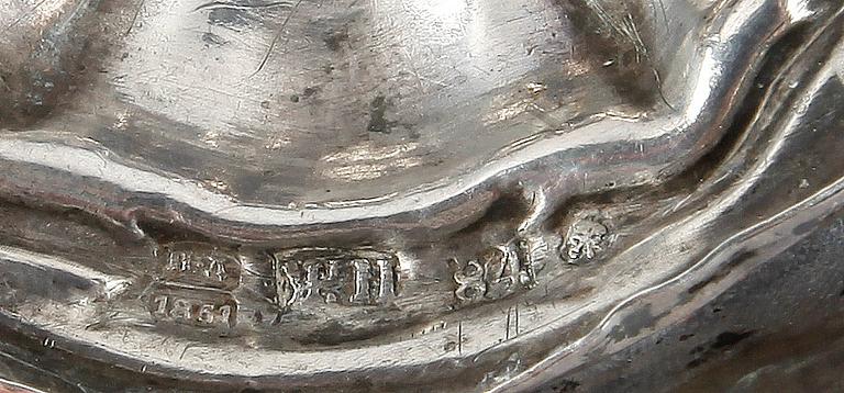 NÅLFAT, 2 st, silver, något otydliga stadsstämplar, båda troligen St Petersburg, 1800-talets mitt/andra hälft. Tot ca 150 gram.