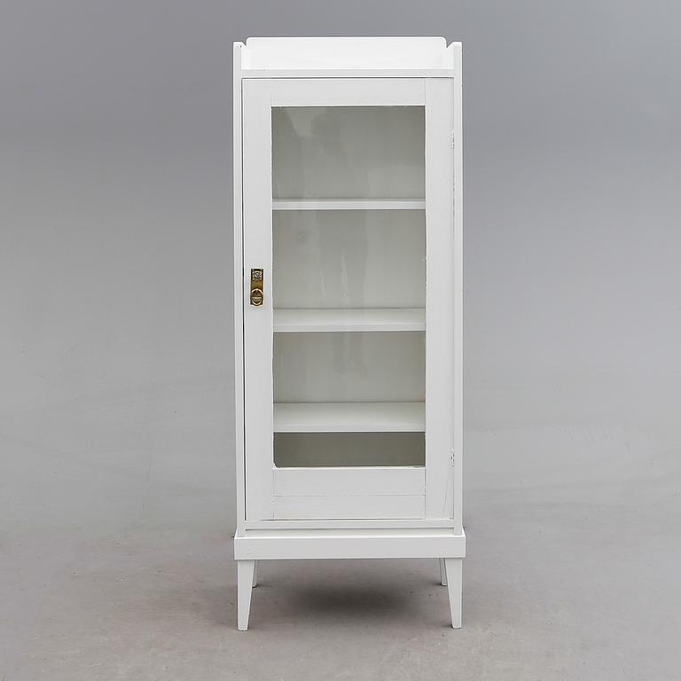 VITRINSKÅP, 1900-talets första hälft.