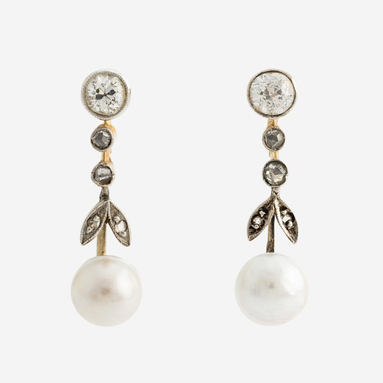 A pair of earrings in 18K gold with cultured half-pearls and old-cut and rose-cut diamonds.