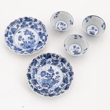 A group with two Chinese blue and white plates, two small dishes and three cups, Qing dynasty, Kangxi (1662-1722).