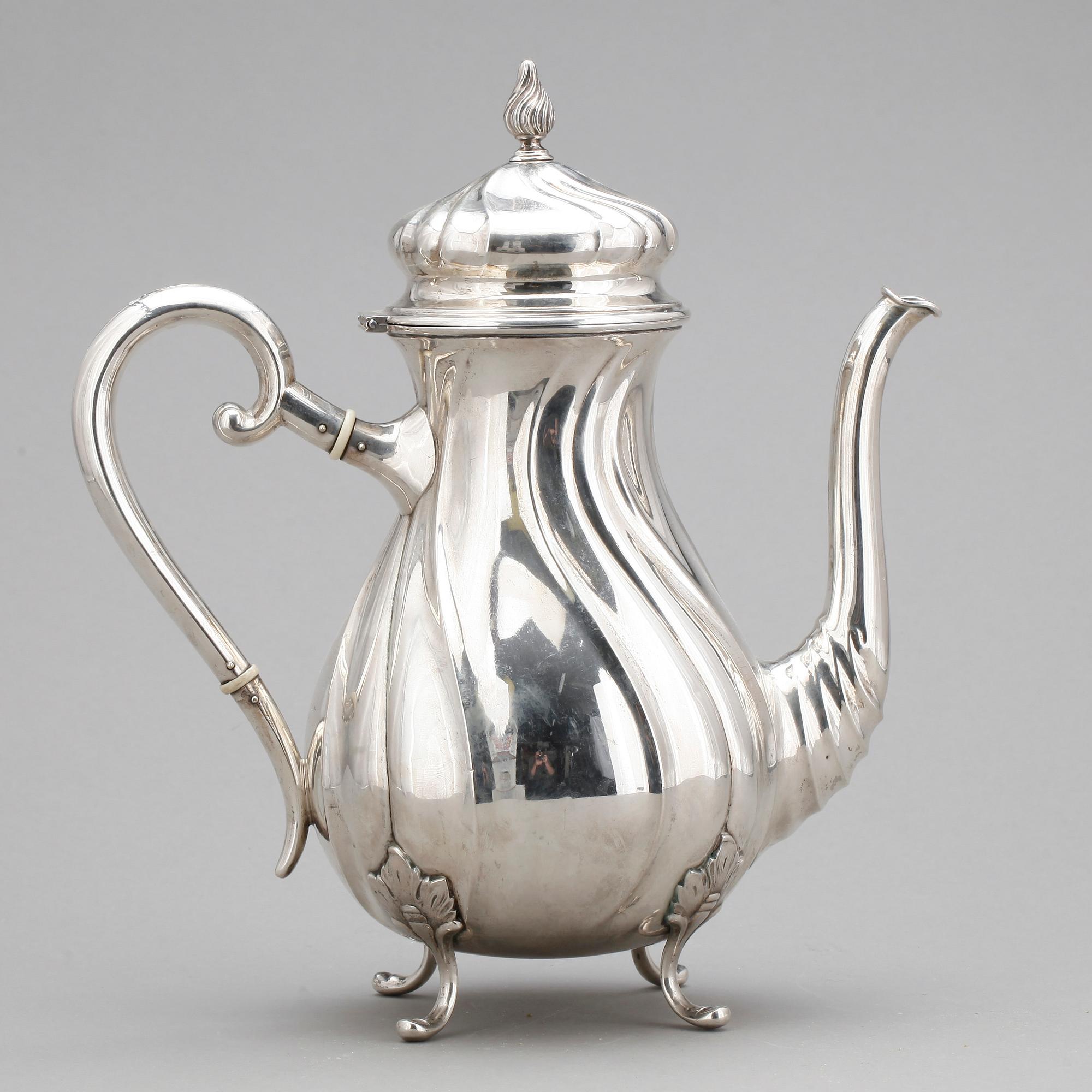KAFFEKANNA, rokoko stil, silver, Johannes Siggaard, Danmark 1937. Vikt ca 631 gram.