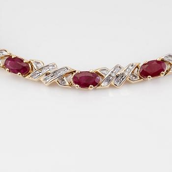 ARMBAND, 18K guld, diamanter tot ca 0.26 ct. och rubiner.