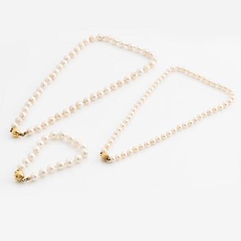 Two necklaces and one bracelet with cultured pearls and 18K gold clasps.