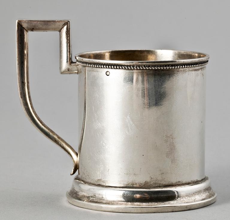 MUGG/TEGLASHÅLLARE, silver, Ryssland 1908-1917. Vikt ca 80 gram.