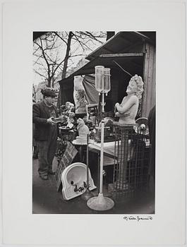 Gisèle Freund, "Marché à la Ferraille, Paris, 1958".