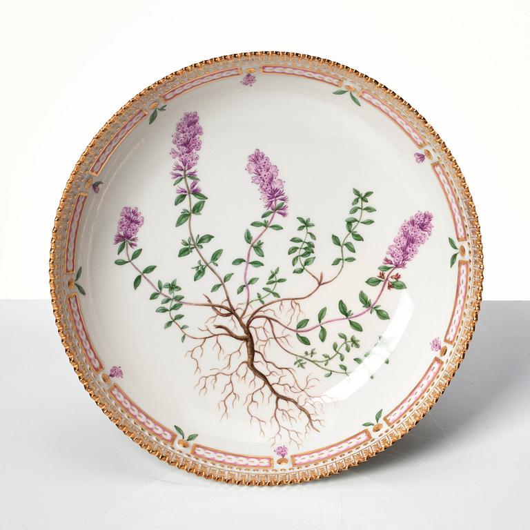 Tazza, saladiere samt geleskål, porslin. Royal Copenhagen, "Flora Danica", Danmark, 1900-tal.