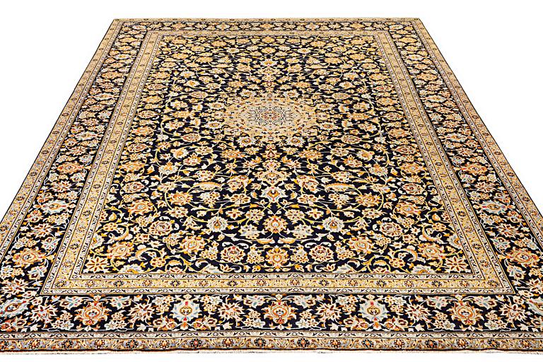 A Kashan carpet, a. 405 x 290 cm.