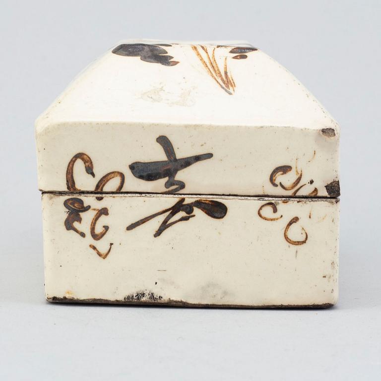 A ceramic glazed jar with cover, Qing dynasty, 18th/19th century.