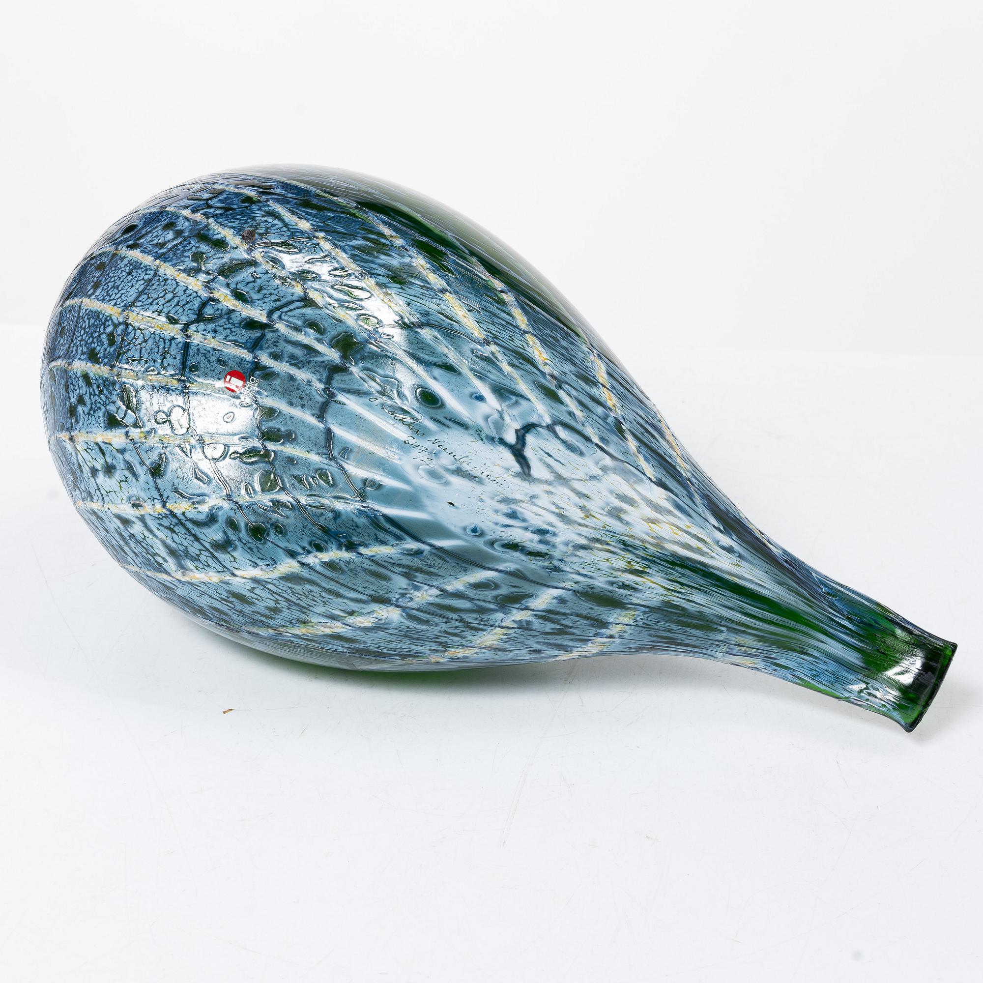 Oiva Toikka, a 'Martin Hanhi' glass bird, for the 80th jubilee of Finlands independence, Nuutajärvi, Iittala, Finland.