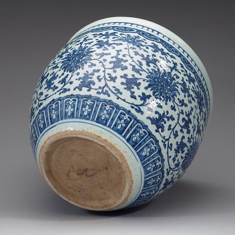 A blue and white fish basin, late Qing dynasty (1662-1912).