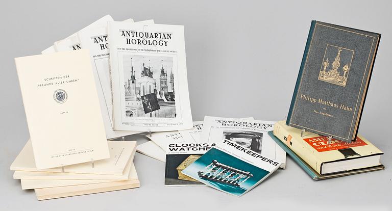 PARTI BÖCKER SAMT KATALOGER, bland annat "American Clocks and Clock Makers." av Carl W. Drepperd, Boston, 1958.