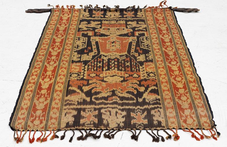 A semi-antique Sumba Ikat Hinggi, Indonesia. Ca 98 x 57 cm.