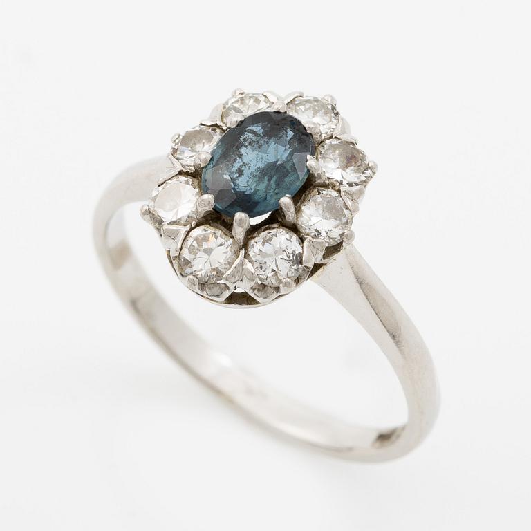 Ring, carmosé, platina med safir och briljantslipade diamanter.