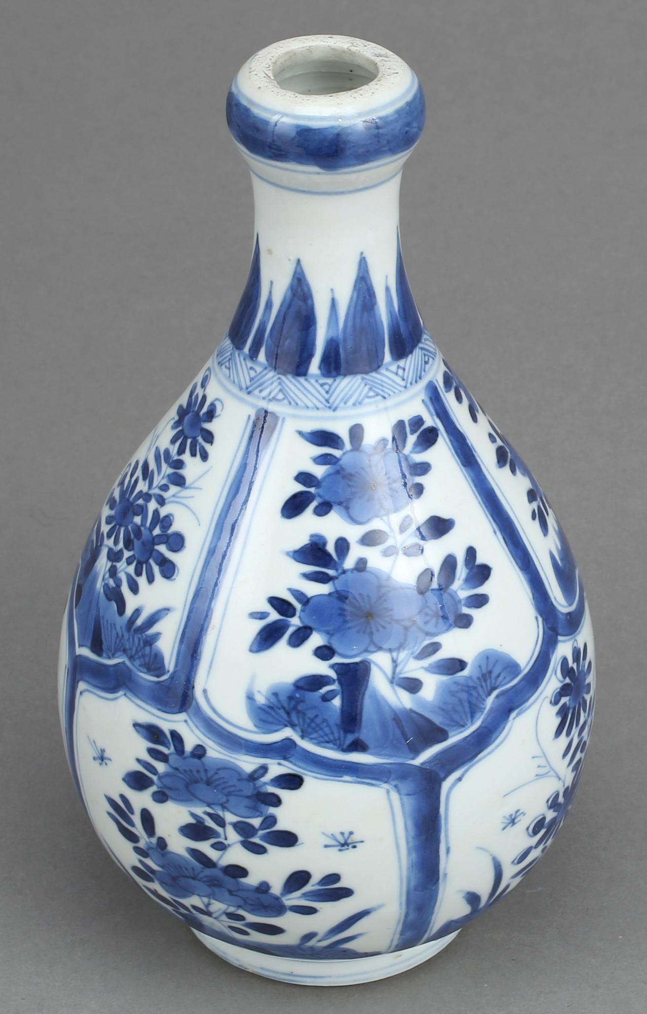 FLASKA, porslin, Qingdynastin Kangxi (1662-1722).