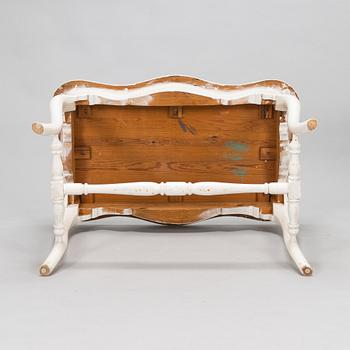 Nojatuolipari, pöytä ja tuolipari, rokokoo-tyyli, 1900-luvun puoliväli.