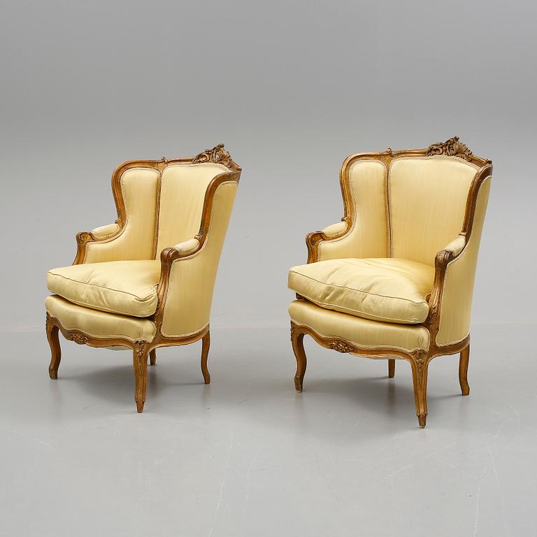 FÅTÖLJER, ett par, Louis XV-stil, tidigt 1900-tal.
